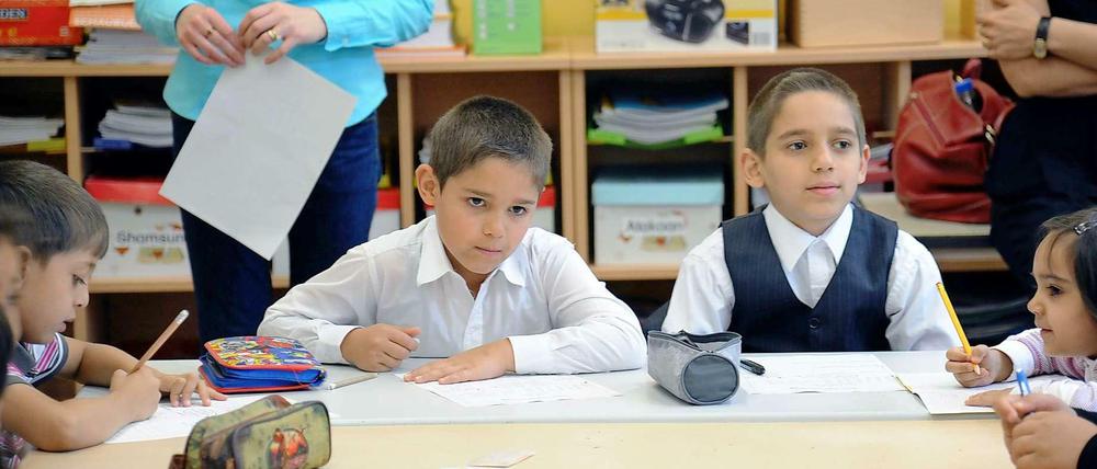 Roma-Familien brauchen Unterkünfte. Dieses Bild zeigt Kinder im Deutschunterricht.