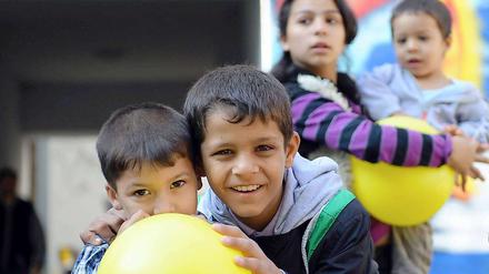 Diese Kinder freuen sich über das neue Wohnprojekt, das in Berlin für Roma-Familien in Berlin-Neukölln am 14. September.