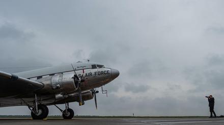 Eine historische Douglas DC-3 auch bekannt als "Rosinenbomber" steht nach ihrer Landung auf dem Gelände des Fliegerhorstes Faßberg.
