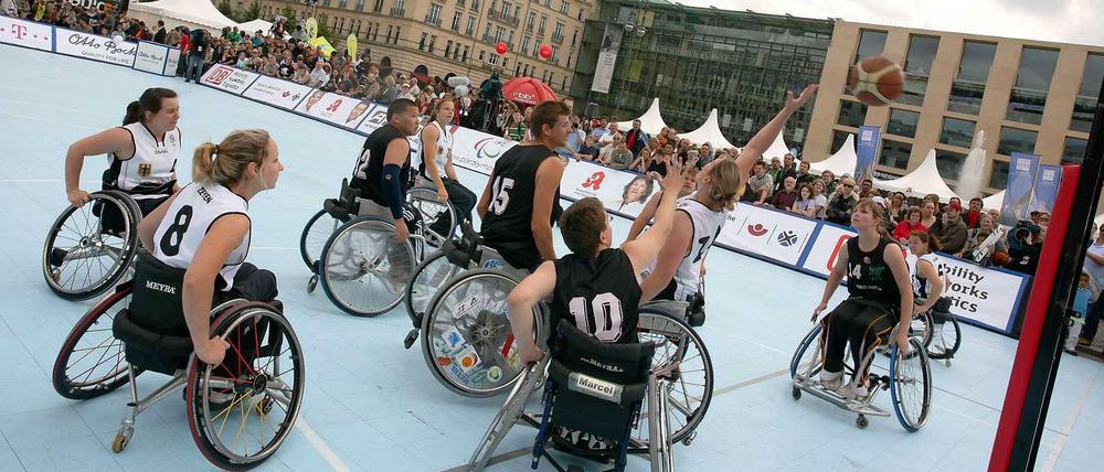 Runde Sache. Mit dem „International Paralympic Day“ wurde vorm Brandenburger Tor schon für die Spiele geworben.
