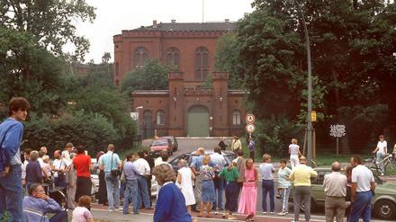 Auflauf am Tor. Schaulustige versammelten sich vor dem Spandauer Kriegsverbrechergefängnis, nachdem der Tod des Hitler-Stellvertreters Rudolf Heß bekannt geworden war.