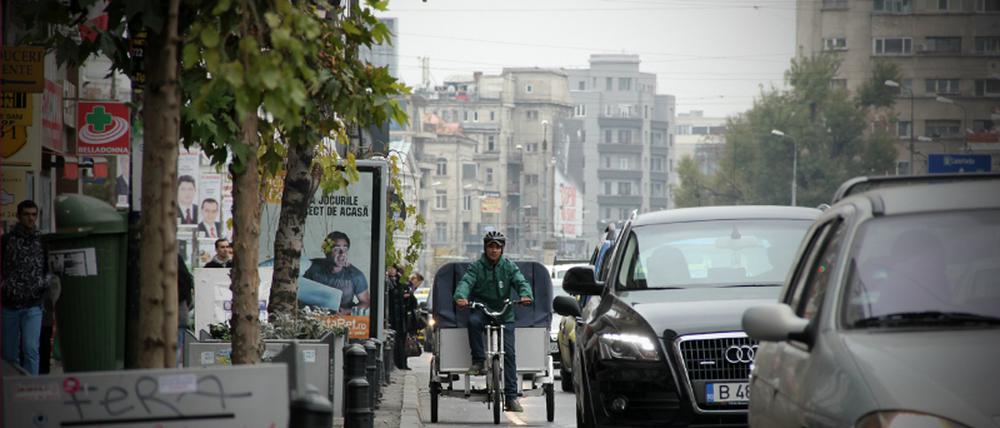 Allein durch den Verkehr. In Bukarest fahren mehr als eine Million Autos, obwohl eigentlich nur 20000 hineinpassen.