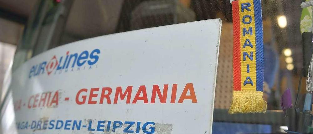 Ein Schild mit den Stationen eines aus Rumänien eingetroffenen Reisebusses.