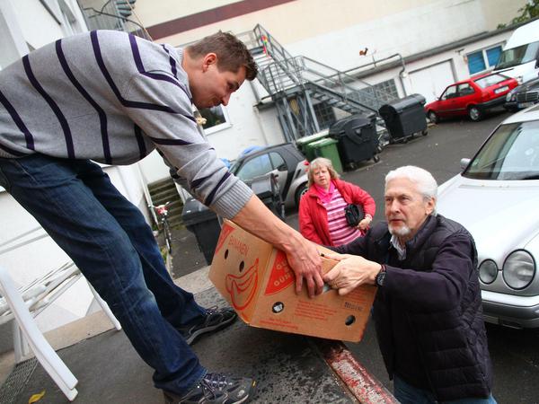 Kiste um Kiste. An der Rampe des Sozialkaufhauses liefern Bürger ihre Spenden an, die sie Zuhause aussortiert haben. Ehrenamtliche Helfer sichten den Inhalt und bringen die Dinge zu den einzelnen Verkaufsabteilungen. 