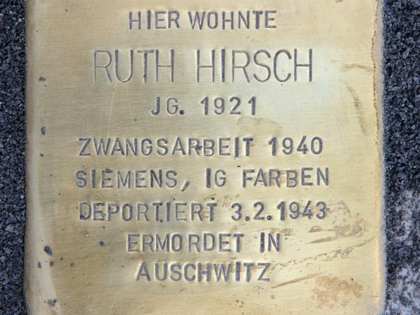 Eine von Millionen: Ein Stolperstein vor dem Marie-Elisabeth-Lüders-Haus erinnert an Ruth Hirsch.