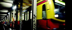 Die Hauptstrecke der S-Bahn zwischen Zoo und Ostbahnhof wird ab Montag wegen Bauarbeiten in Teilen für zweieinhalb Wochen unterbrochen.