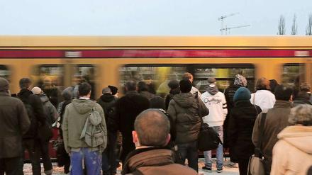 Endlich ein Zug: Viele Bahnsteige der S-Bahn sind derzeit überfüllt mit Fahrgästen.