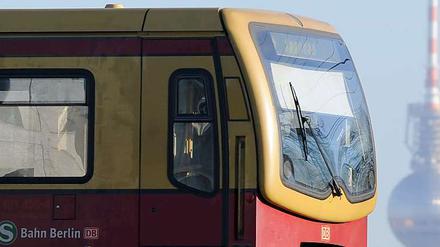 S-Bahnen und Straßenbahnen in Berlin sind nicht immer pünktlich. Als Ursache wird Fahrermangel vermutet.