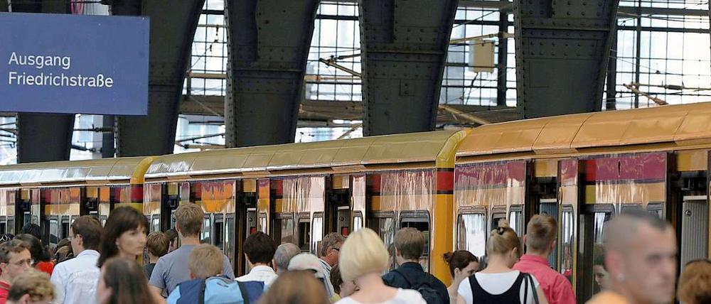 Wenn es nach der SPD-Fraktion ginge, würde dieses Gedrängel bald nicht mehr nötig sein. Der verkehrspolitische Sprecher Christian Gaebler fordert ab September eine schrittweise Verlängerung der S-Bahn-Züge und wieder Verkehr auf allen Strecken.