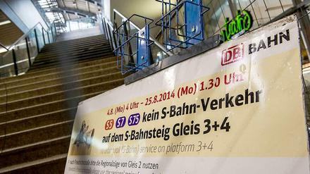 Diese Schilder sind endlich wieder vom Bahnhof Alexanderplatz verschwunden. Dafür ist die Strecke Wannsee - Griebnitzsee gesperrt.