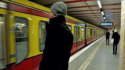 Warten auf die S-Bahn - viele wünschen sich häufigere Verbindungen. (Symbolbild)