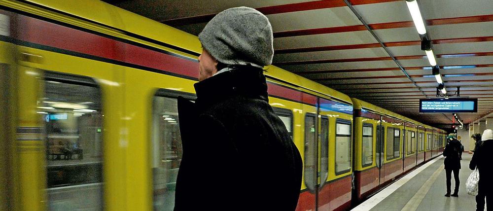 Warten auf die S-Bahn - viele wünschen sich häufigere Verbindungen. (Symbolbild)