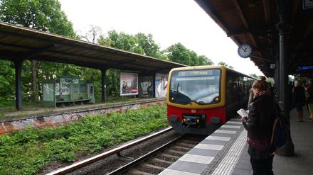Öfter in die City. Der S-Bahnhof Zehlendorf am Teltower Damm in Berlin-Zehlendorf.