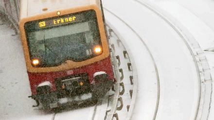 Die S-Bahn in der Schieflage. Nach dem Winterchaos fordern Politiker jetzt die Kündigung des Verkehrsvertrages.