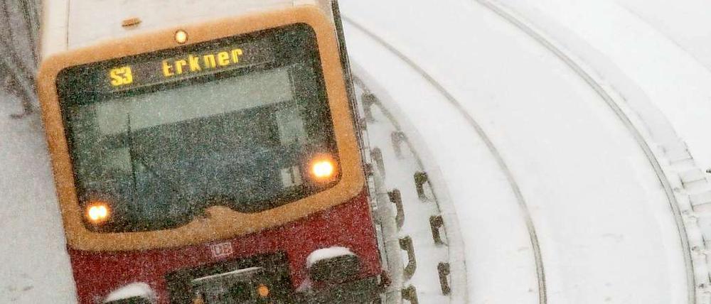 Die S-Bahn in der Schieflage. Nach dem Winterchaos fordern Politiker jetzt die Kündigung des Verkehrsvertrages.