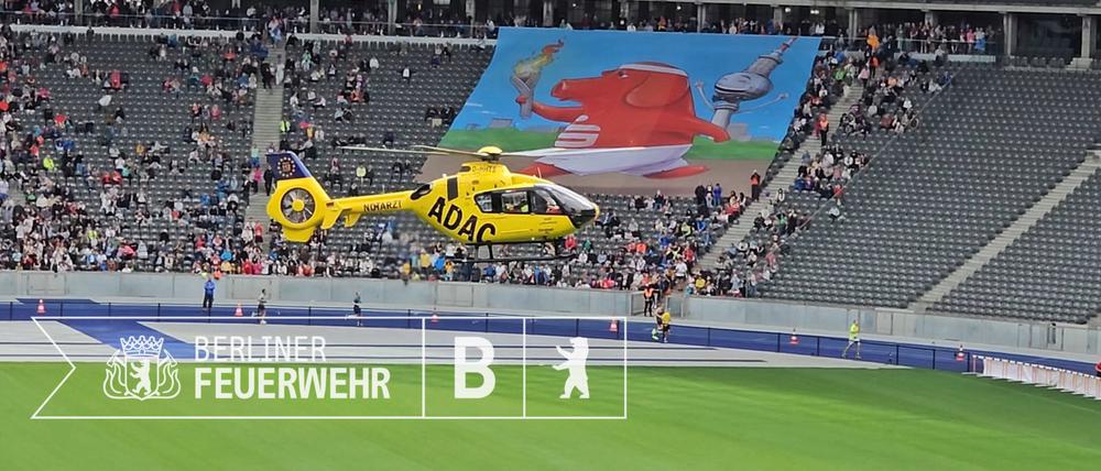 Ein Hubschrauber landet zur Rettung des kollabierten Läufers im Olympiastadion.
