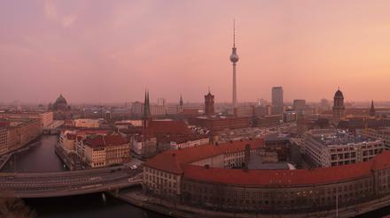 Feinstaub aus Nordafrika färbte am Donnerstagmorgen den Himmel über Berlin ein.