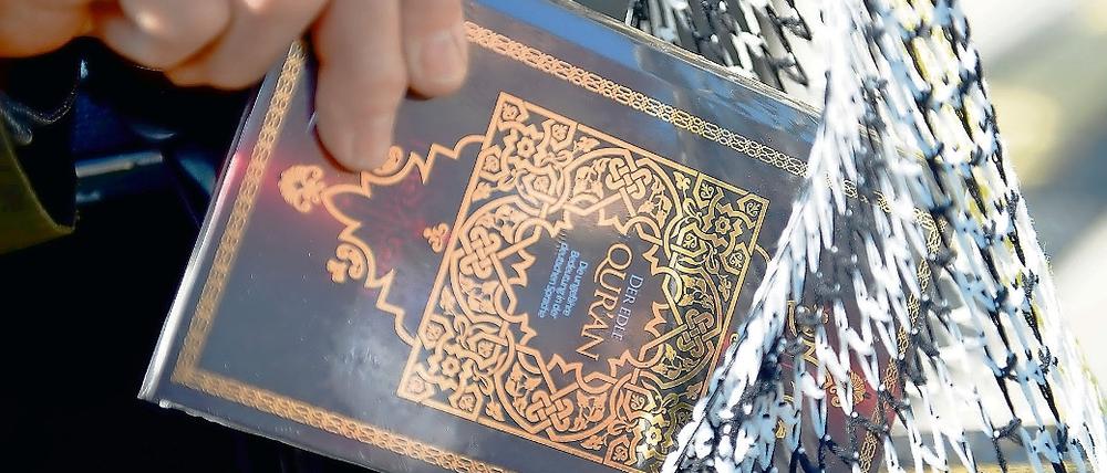 Islamisten verteilen am 14.04.2012 am Potsdamer Platz in Berlin kostenlose Koran-Exemplare an Passanten. Die salafistische Szene in Deutschland wächst. Besonders junge Leute gelten als empfänglich für die Propaganda der radikal-islamischen Prediger. Dagegen will der Senat jetzt vorgehen.