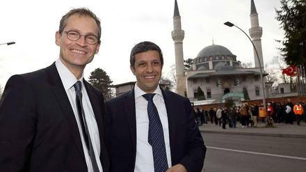 Der Regierende Bürgermeister Michael Müller mit SPD-Fraktionschef Raed Saleh beim Besuch der Sehitlik-Moschee am Tempelhofer Feld.