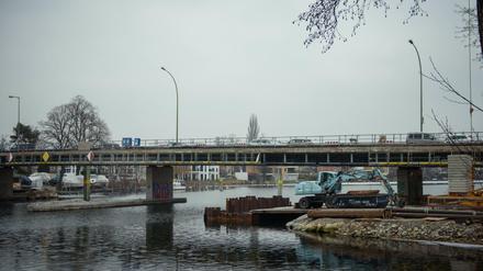 Die Salvador-Allende-Brücke über der Müggelspree in Treptow-Köpenick wurde wegen Sanierungsarbeiten gesperrt.