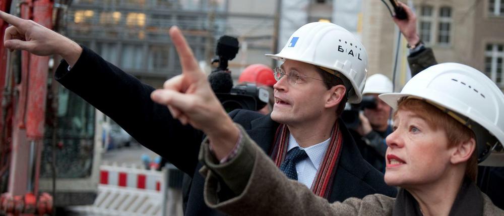 Fingerzeig. Der damalige Stadtentwicklungssenator Michael Müller (SPD) und Senatsbaudirektorin Regula Lüscher im Jahr 2011 auf der Baustelle der Staatsoper.