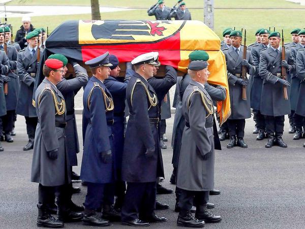Der Sarg mit den sterblichen Überreste des Altbundespräsidenten wird die letzten Meter zum Leichenwagen getragen.