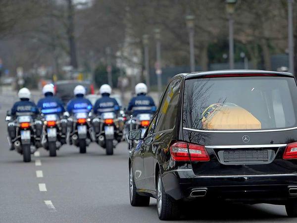Die Motorradeskorte der Polizei fährt voran, dahinter der Leichnwagen. Abschied von Altbundespräsidenten Richard von Weizsäcker.