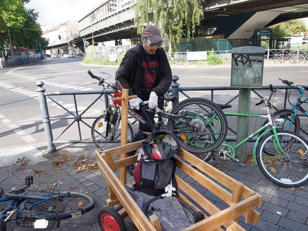 Am Kottbusser Tor und Wiener Straße machen sich freiwillige Helfer daran, alte Fahrradgerippe von den Zäunen zu befreien. 