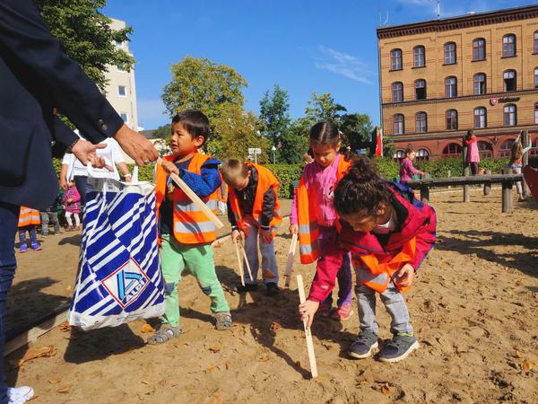 Kitakinder aus der Tagesstätte "Miteinander" befreiten den Spielplatz Warburgzeile von Müll und Dreck. 