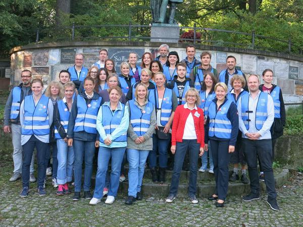Da ließ sich auch Neuköllns Bürgermeisterin Franziska Giffey (hier in Blau, pardon, vorn die zweite von rechts) nicht lumpen.