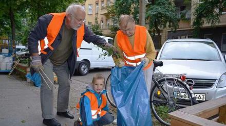 Auf ein Neues: Bereits vor 2 Jahren befreiten Anwohner am Aktionstag "Saubere Sache" den Kärntener Kiez von Unkraut und Müll.