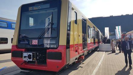 Ein ganzer Zug steht in Charlottenburg. Die nächste Etappe zur neuen S-Bahn ist geschafft.