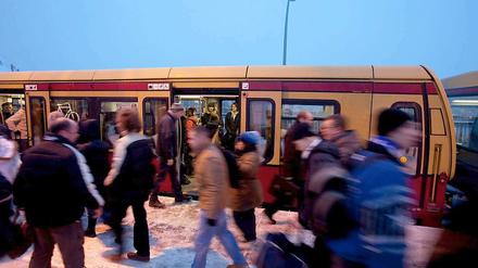 Das Eisenbahnbundesamt erteilt der S-Bahn die Betriebsgenehmigung bis 2013. Das Unternehmen habe sich in diesem Jahr bemüht, die Sicherheit und Instandhaltung der Züge zu verbessern, so die Begründung.