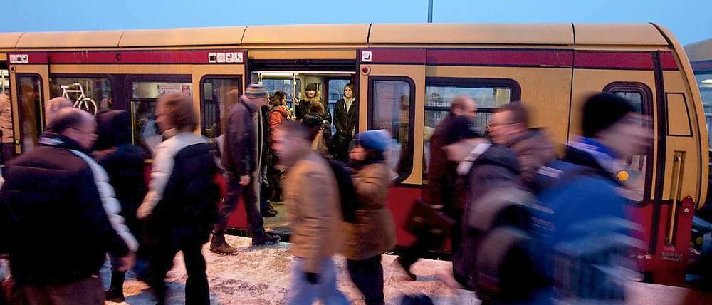 Das Eisenbahnbundesamt erteilt der S-Bahn die Betriebsgenehmigung bis 2013. Das Unternehmen habe sich in diesem Jahr bemüht, die Sicherheit und Instandhaltung der Züge zu verbessern, so die Begründung.