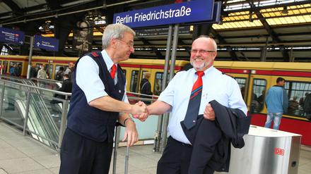 Bernd Wulff (links) und Klaus Baumgart auf dem Bahnhof Friedrichstraße.