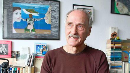 40 Jahre war Klaus Schaalburg Bademeister im Columbiabad in Neukölln. Daneben habe er immer schon gezeichnet. In seiner Wohnung kann man das sehen, überall hängen seine Bilder. Hier finden Sie den dazugehörigen Artikel.