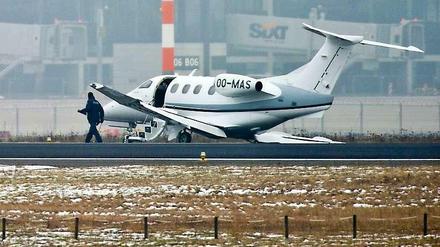 Ein kleines Privatflugzeug ist am Freitagmorgen auf dem Flughafen Berlin-Schönefeld bei der Landung verunglückt. 