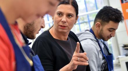 Da geht's lang. Berlins Bildungssenatorin Sandra Scheeres (SPD) - hier in einer Ferienschule - möchte gern die Richtung angeben, verirrte sich dabei aber jüngst. Jedenfalls nach Meinung des Landesschulbeirates. 