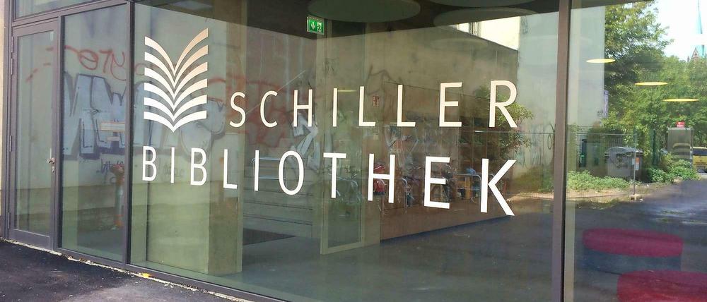 Graffiti spiegelt sich an der Fassade beim Eingang der Schiller-Bibliothek in der Müllerstraße 149. Eröffnet wurde der Neubau am 10. Juli. 