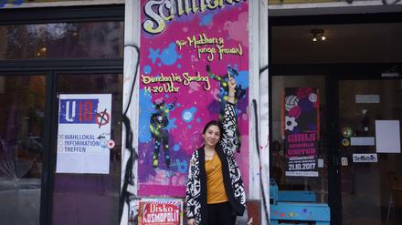 Sinaya Sanchis vor der Schilleria, in der Mädchen und junge Frauen lernen, sich selbstbewusst politisch einzubringen.