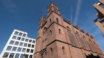 Neue Nachbarn. Dia Baurbeiten um die schwer beschädigte Friedrichswerdersche Kirche sind beinahe abgeschlossen. 