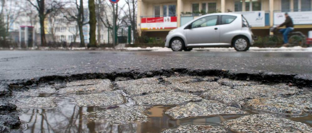 Die Reparatur von Berlins Straßen ist mittlerweile zur Aufgabe für Generationen geworden.