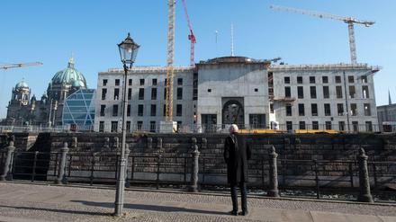 Der Regierende Bürgermeister Michael Müller (SPD) will im Stadtschloss, dessen Rohbau fertig ist, Berliner Geschichte präsentieren.