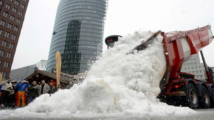 Echter Schnee? Zu Beginn der Winterwelten am Potsdamer Platz 2007 wurde noch Frischware aus Österreich herangekarrt. Inzwischen rackert eine Eismaschine.