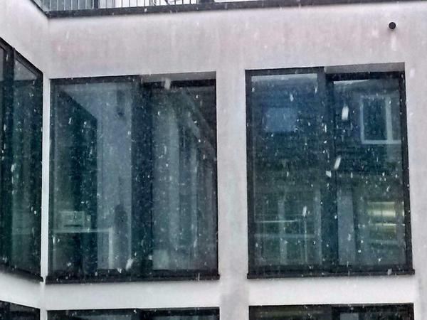 Berlin, 31. März, Askanischer Platz. So sieht der Frühling in Berlin aus: Es schneit beim Tagesspiegel.