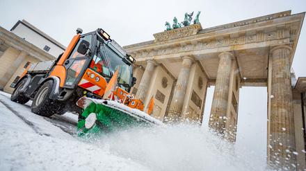 Die BSR räumte den Schnee von den Wegen vor dem Brandenburger Tor.