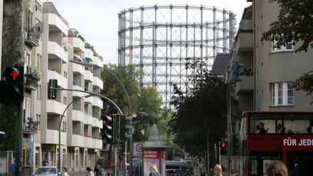  Der ehemalige Gasometer der Gasag überragt die Häuser in der Hauptstraße in Berlin-Schöneberg. Über Jahre wurden in dem Bau TV-Talkshows aufgezeichnet, mittlerweile ist ein neues Quartier entstanden. 