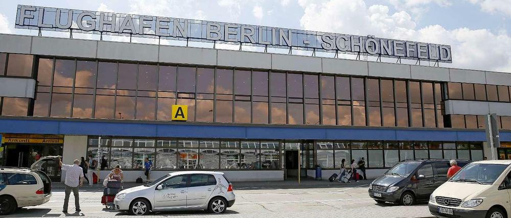 Erst Tegel, nun Schönefeld-Alt: Flughafenchef Mehdorn will das alte DDR-Terminal für Billigflieger offen lassen.