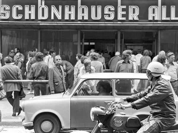 Trabis und Motorradfahrer im Stau auf der Schönhauser Allee: Die war schon in den Siebzigern in der DDR eine viel befahrene Haupt- und Einkaufsstraße.