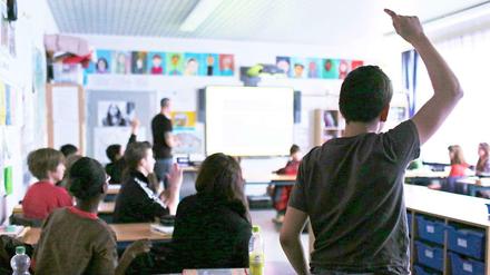 Berlins Lehrer werden knapp, seit mehr Pädagogen in Pension gehen als ausgebildet wurden. Jetzt wird auf Nachwuchs aus anderen Bundesländern und auf Quereinsteiger gesetzt. 